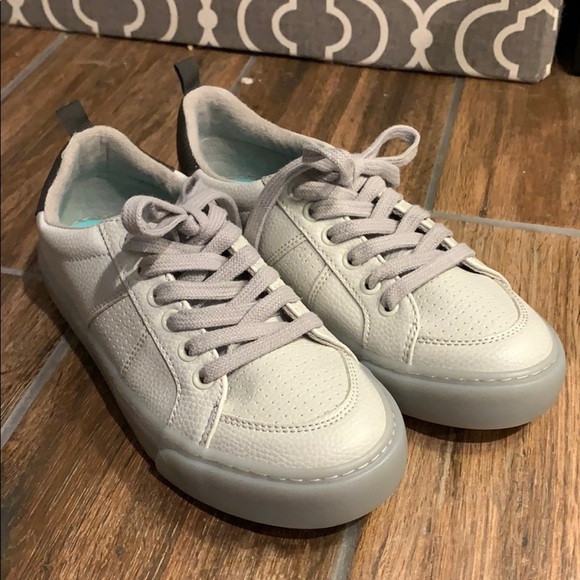 Old Navy Kids or Boys Size 3 Basic Everyday Gray Sneakers Casual NWOT EUC - Picture 1 of 7